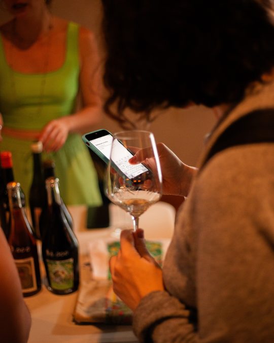 Persona degustando vino en la feria